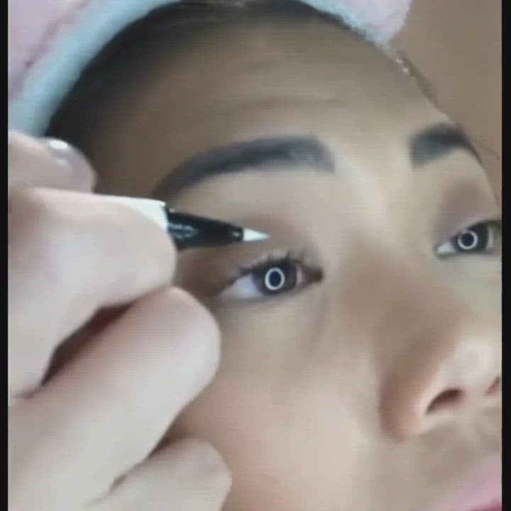 Video of Krystel putting on Krystel silk lash